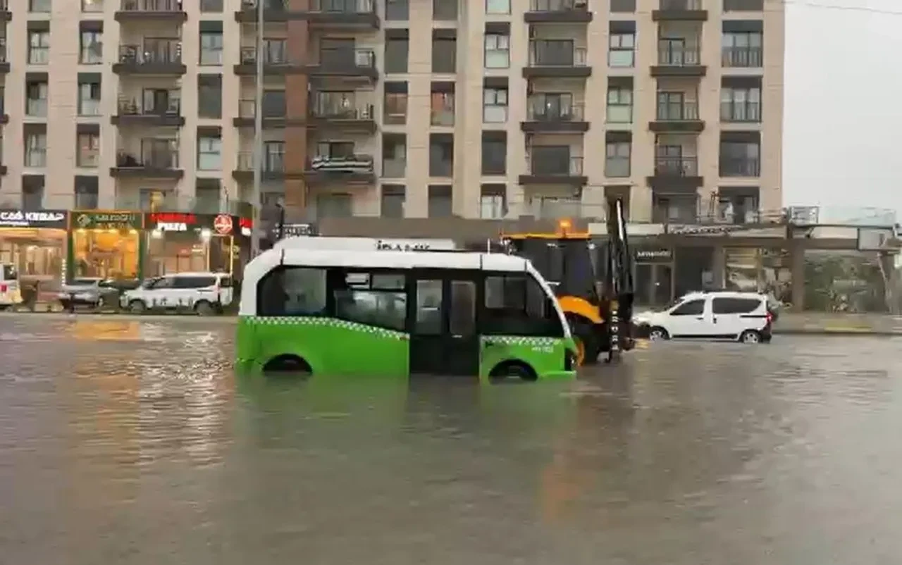 İstanbul'da kabus yağış: Yollar çöktü, dereler taştı, öğrenciler ve sürücüler mahsur kaldı