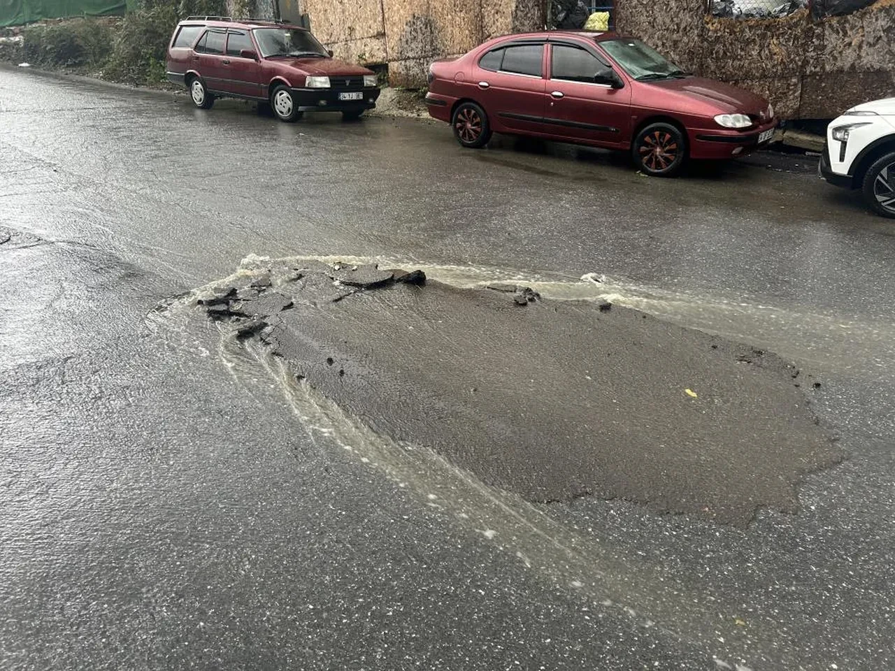 İstanbul'da kabus yağış: Yollar çöktü, dereler taştı, öğrenciler ve sürücüler mahsur kaldı