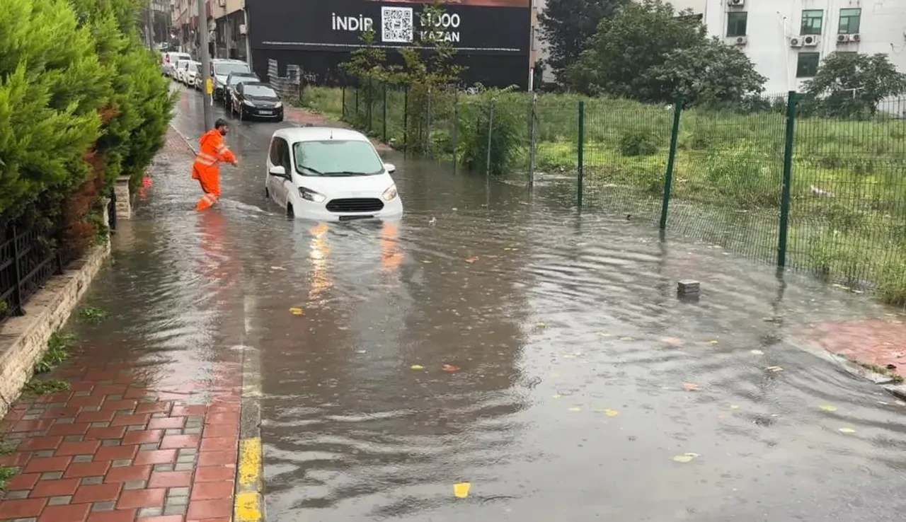 İstanbul'da kabus yağış: Yollar çöktü, dereler taştı, öğrenciler ve sürücüler mahsur kaldı