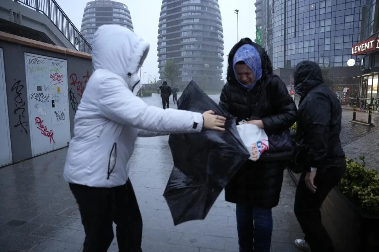 İstanbul'da kabus yağış: Yollar çöktü, dereler taştı, öğrenciler ve sürücüler mahsur kaldı