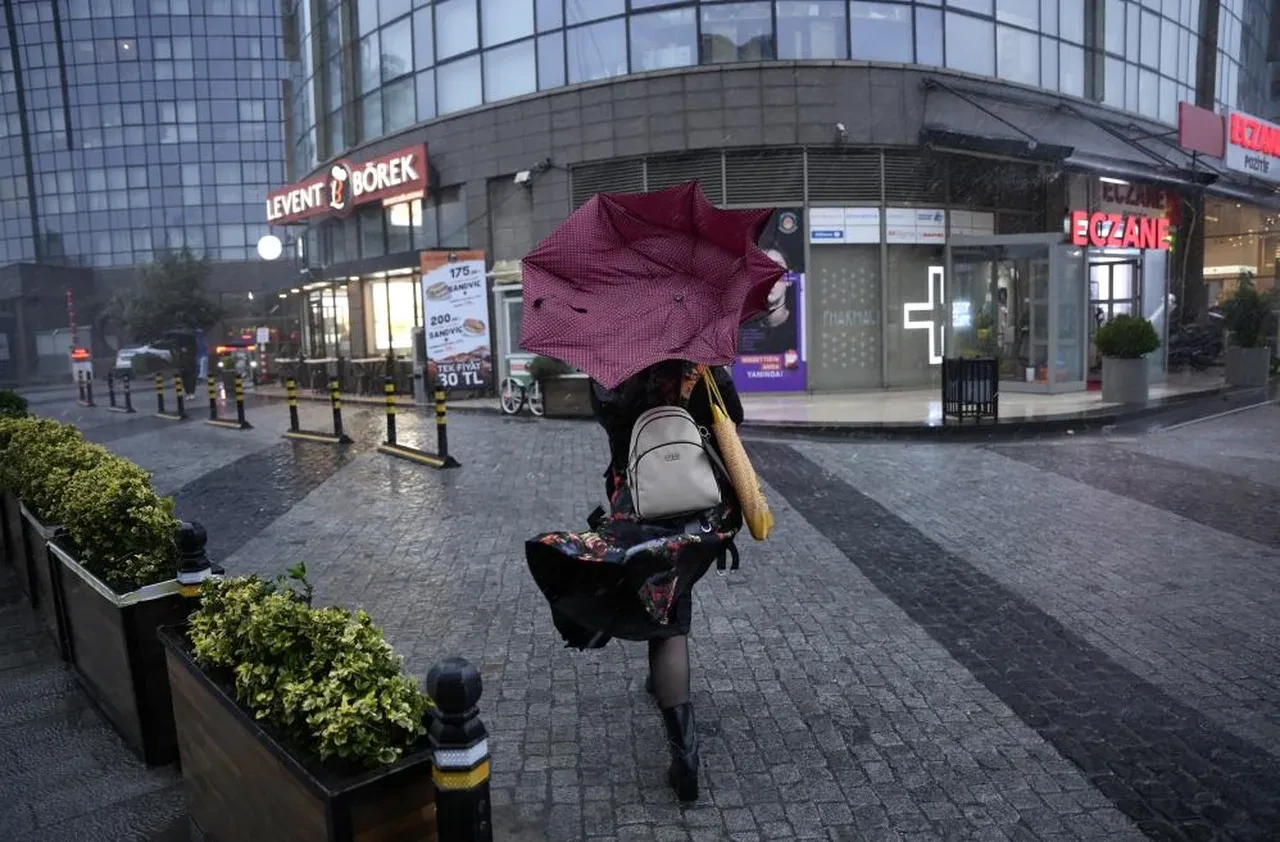 İstanbul'da kabus yağış: Yollar çöktü, dereler taştı, öğrenciler ve sürücüler mahsur kaldı