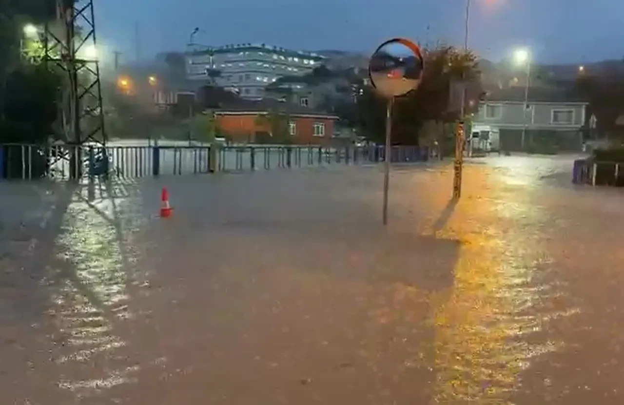 İstanbul'da kabus yağış: Yollar çöktü, dereler taştı, öğrenciler ve sürücüler mahsur kaldı