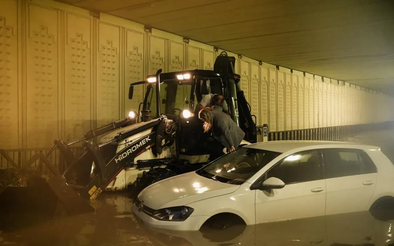 İstanbul'da kabus yağış: Yollar çöktü, dereler taştı, öğrenciler ve sürücüler mahsur kaldı