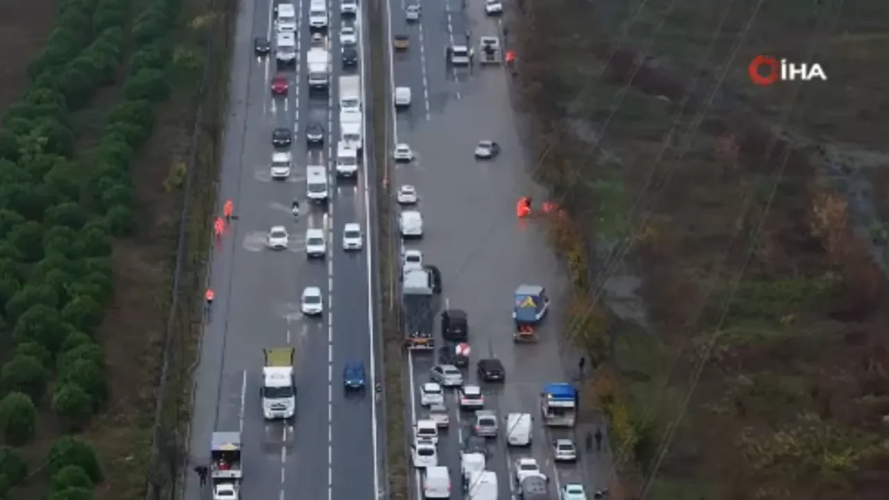 İstanbul’da şiddetli yağış yolları göle çevirdi: Mahmutbey-Habipler hattında trafik felç oldu