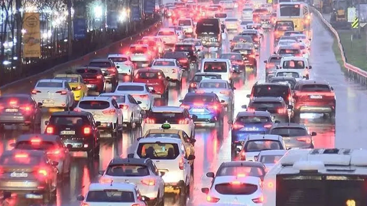 İstanbul'da trafik felç! Yola çıkacaklar dikkat: Yoğunluk yüzde 90'a dayandı