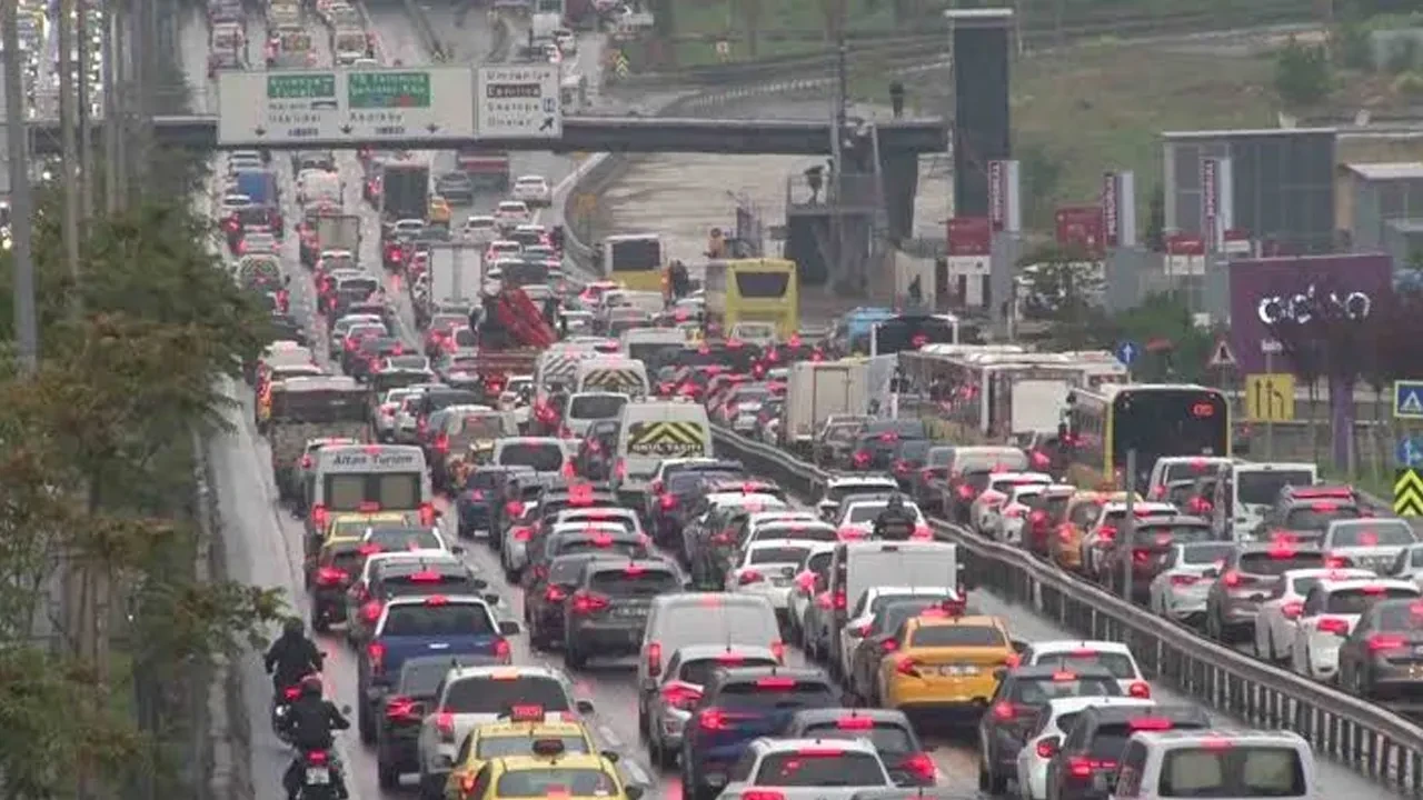 İstanbul'da trafik felç! Yola çıkacaklar dikkat: Yoğunluk yüzde 90'a dayandı