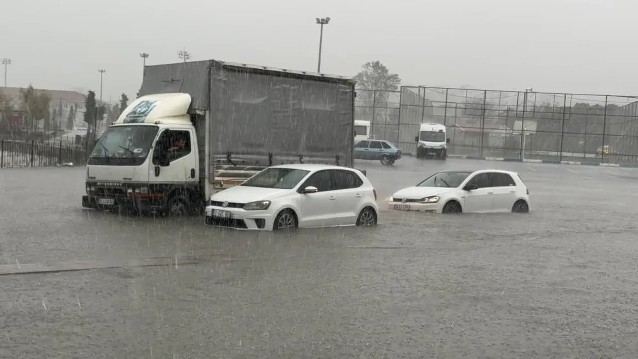 İstanbul'da trafik felç! Yola çıkacaklar dikkat: Yoğunluk yüzde 90'a dayandı