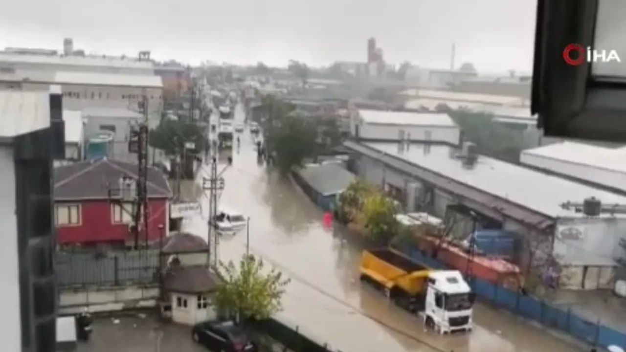 İstanbul'da yürek ısıtan görüntüler! İki öğrenciyi sırtında taşıdı