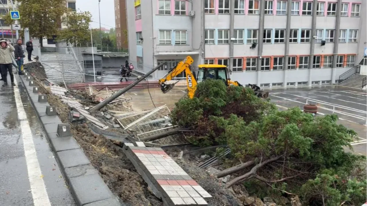 İstanbul'da faciadan kıl payı dönüldü: Sağanak nedeniyle okulun istinat duvarı çöktü