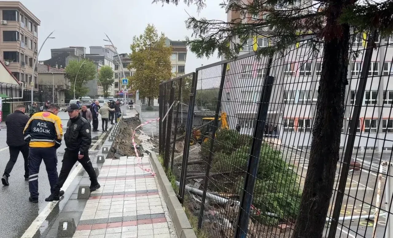 İstanbul'da faciadan kıl payı dönüldü: Sağanak nedeniyle okulun istinat duvarı çöktü