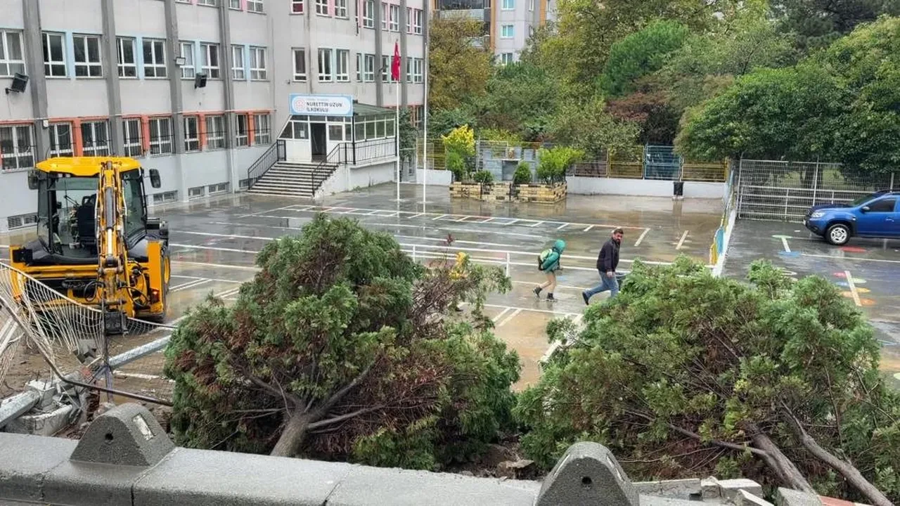 İstanbul'da faciadan kıl payı dönüldü: Sağanak nedeniyle okulun istinat duvarı çöktü