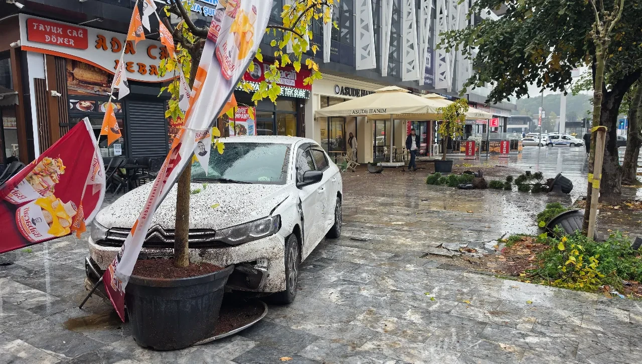 Kafeden saniyeler önce çıkmasaydı ezilecekti! Sakarya’da korkunç dakikalar