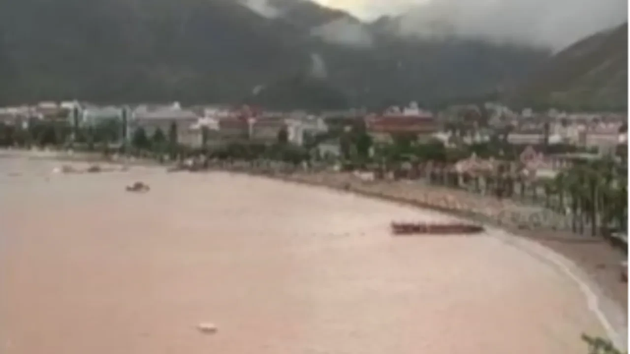 Marmaris'te denizin rengi kahverengiye dönüştü