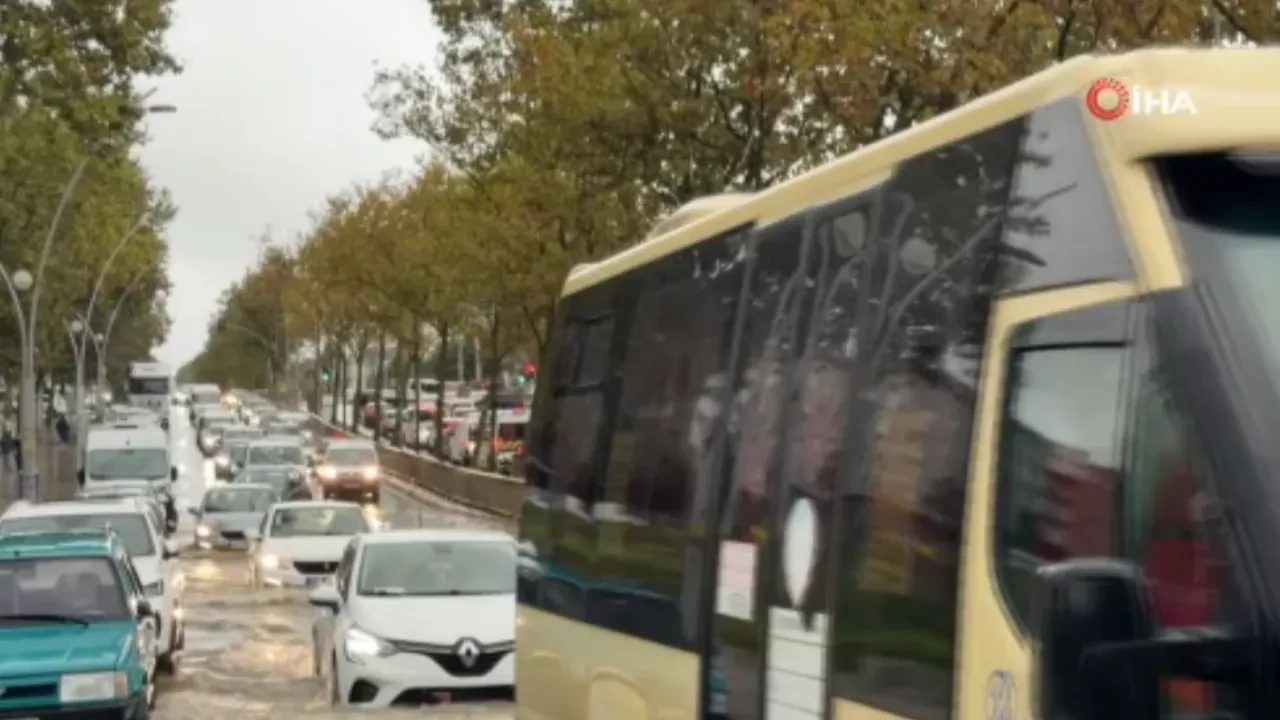Meteoroloji ve AKOM uyardı, şiddetli yağış İstanbul’u vurdu: Sultangazi'de yollar göle döndü