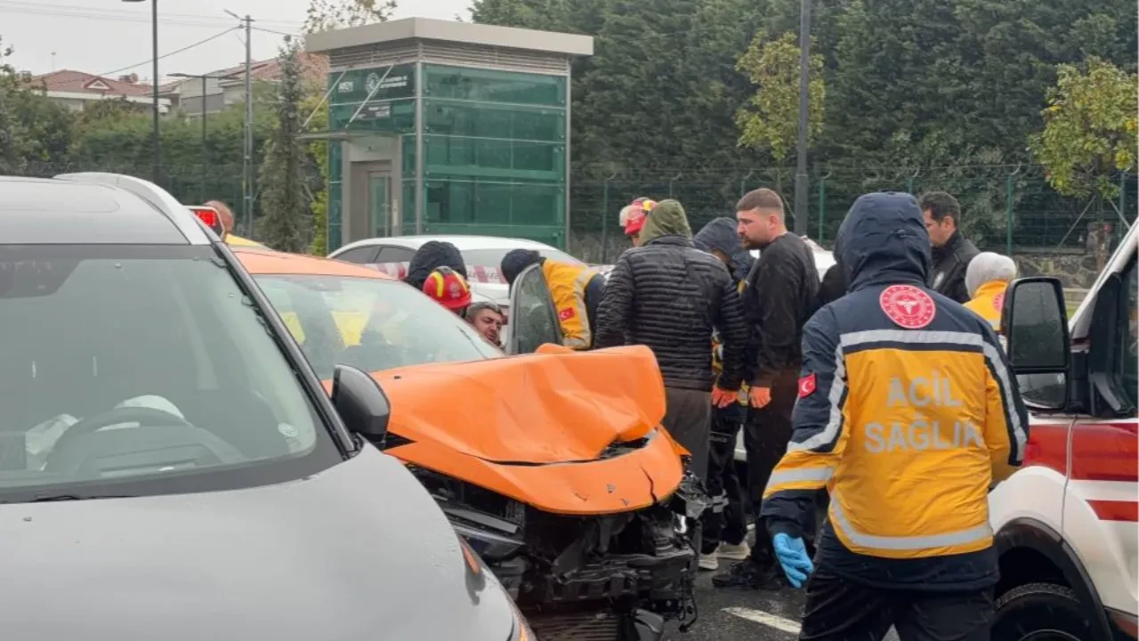 Sağanak zincirleme kazaya neden oldu! İstanbul'da 5 araç birbirine girdi