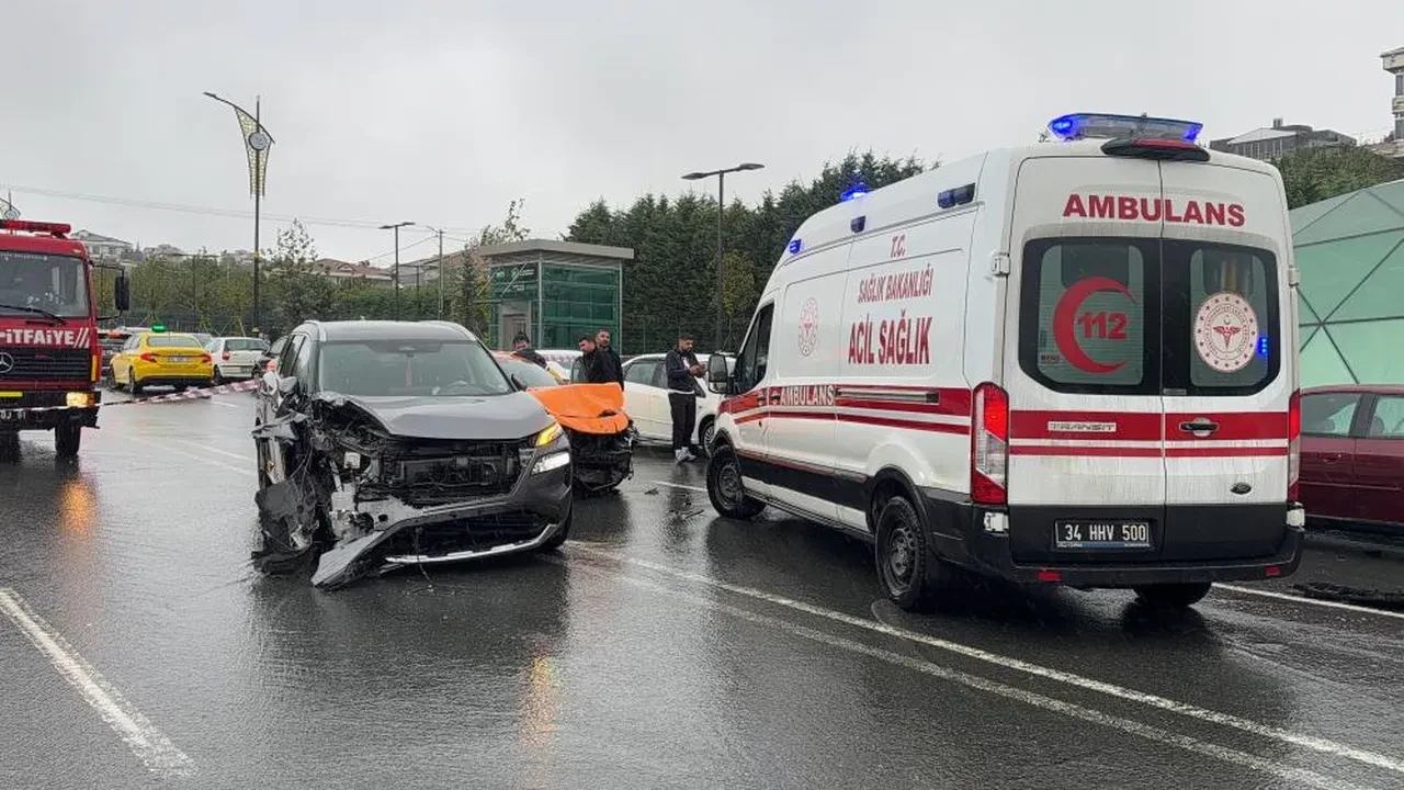 Sağanak zincirleme kazaya neden oldu! İstanbul'da 5 araç birbirine girdi