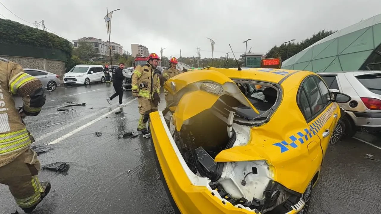 Sağanak zincirleme kazaya neden oldu! İstanbul'da 5 araç birbirine girdi