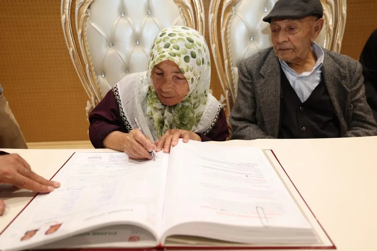 Sevginin yaşı yok: 86 ve 72 yaşında nikah masasına oturdular