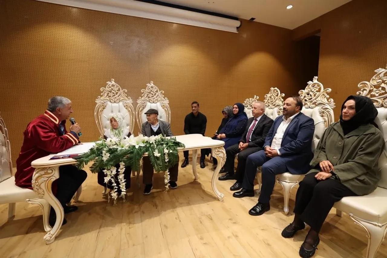 Sevginin yaşı yok: 86 ve 72 yaşında nikah masasına oturdular