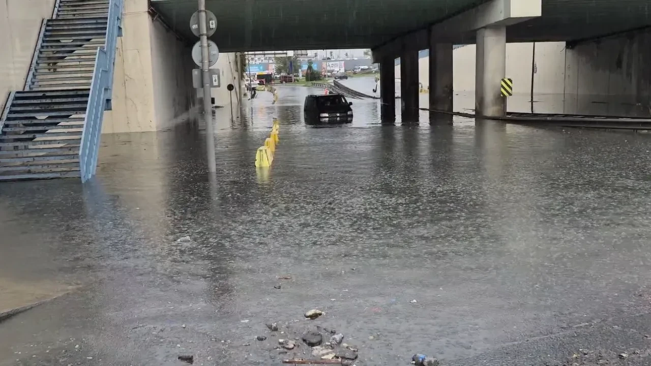 Sultangazi'de sağanak yağış kabusu: Alt geçit suyla doldu, araçlar mahsur kaldı!