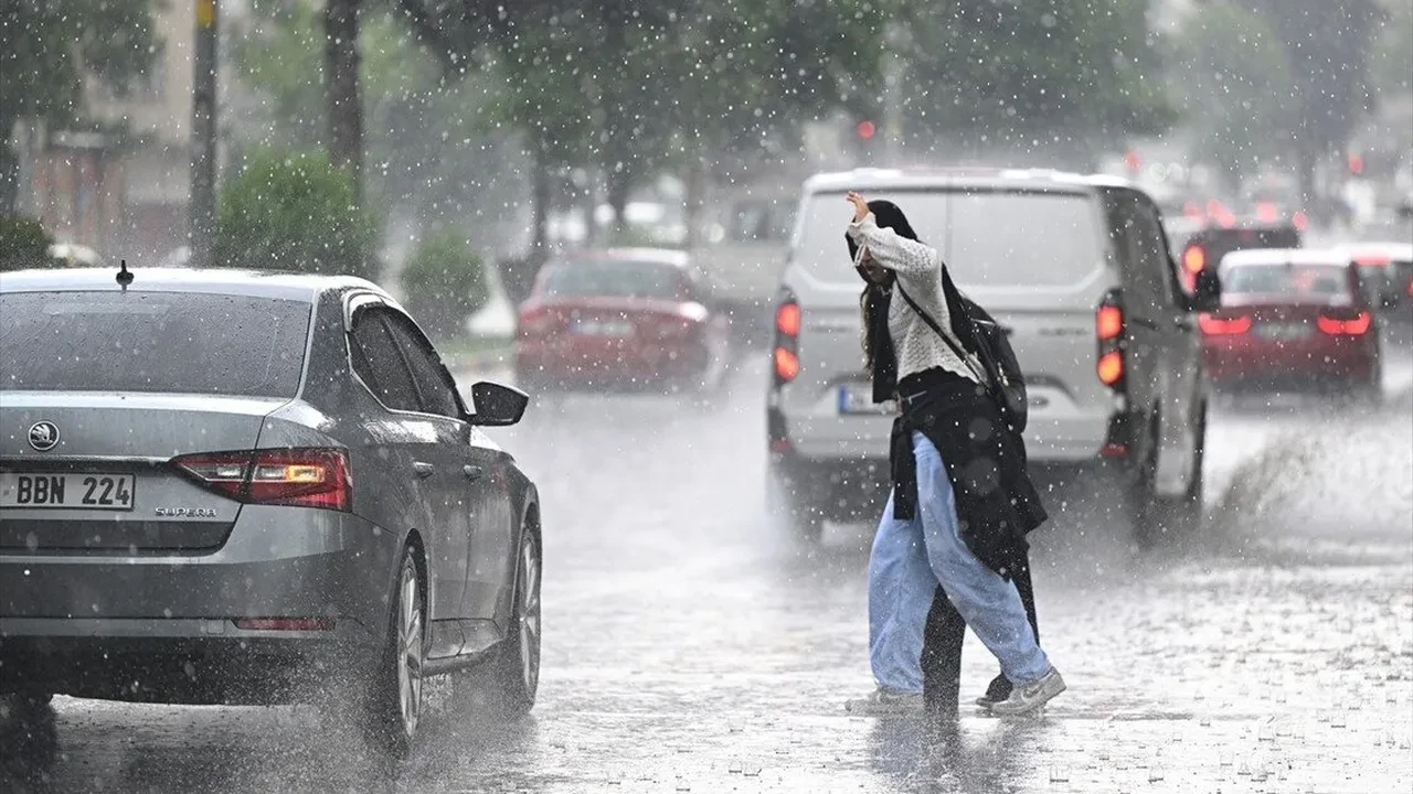15 Ekim 2026 hava durumu: Meteoroloji'den İstanbul dahil çok sayıda il için 'aşırı yağış' uyarısı: Saatte 80 kilometre hızla esen fırtına geliyor