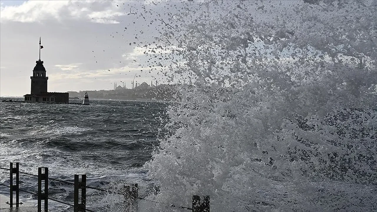 15 Ekim 2026 hava durumu: Meteoroloji'den İstanbul dahil çok sayıda il için 'aşırı yağış' uyarısı: Saatte 80 kilometre hızla esen fırtına geliyor