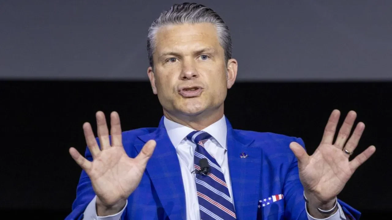 ABD Savunma Bakanı Hegseth bir kez daha protestoya maruz kaldı: Savaşçı değil, Nazisin!