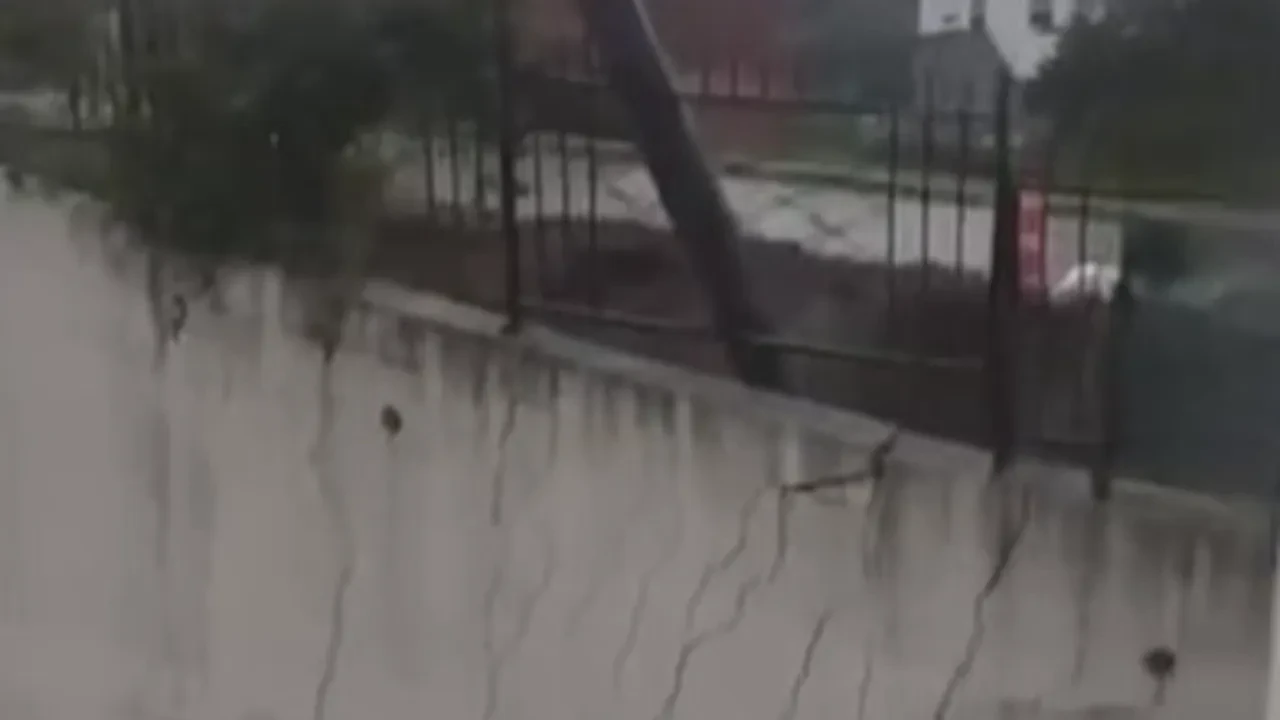 Çatırdama seslerinin ardından dev istinat duvarı yerle bir oldu