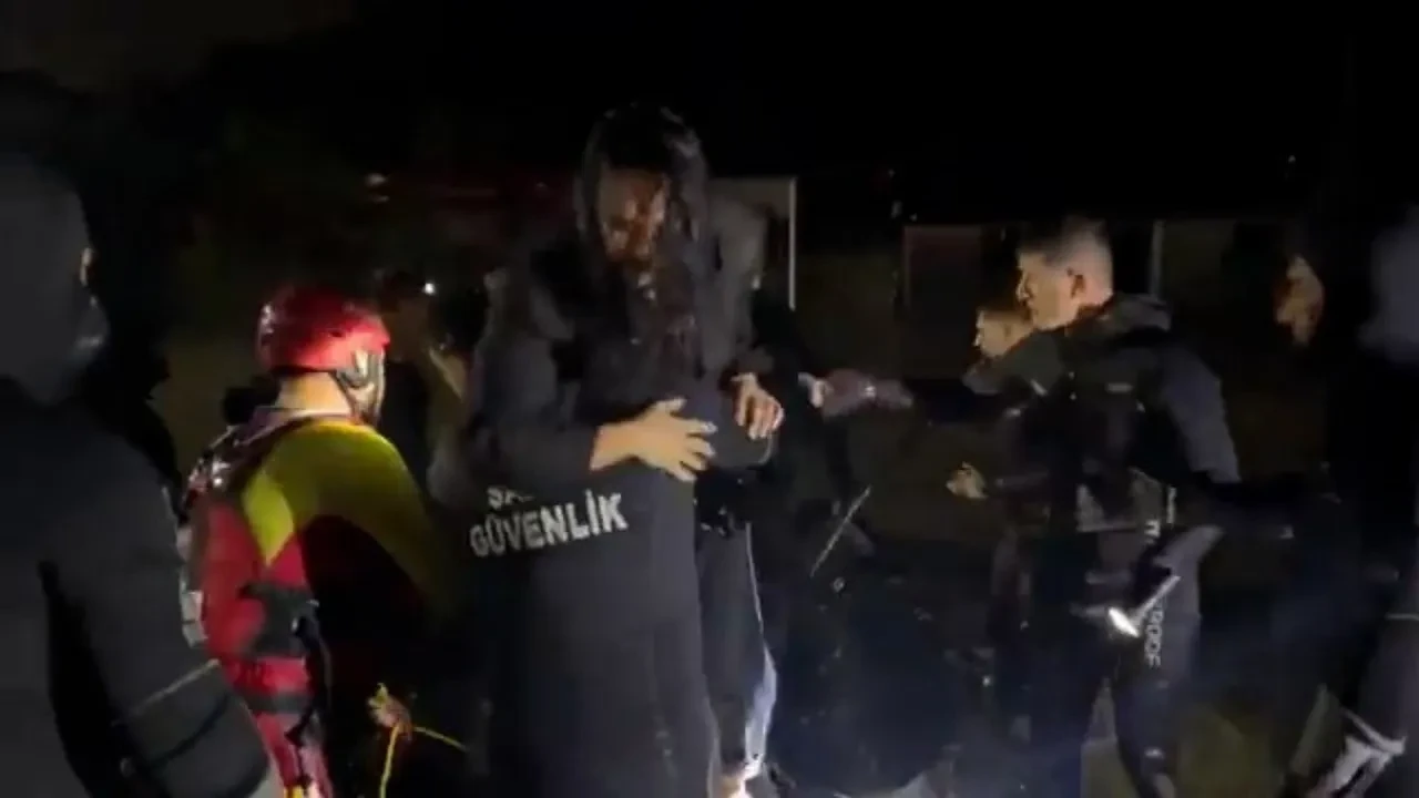 Demet Özdemir ve Murat Boz'u polisler botlarla kurtardı! İstanbul'daki şiddetli yağışta mahsur kalmışlardı, o anlar