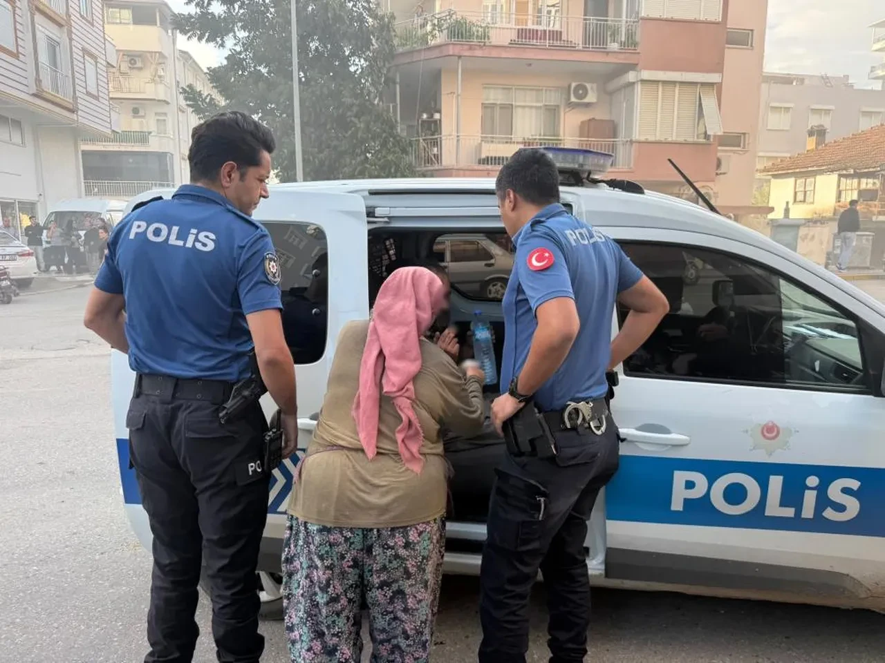 Ev sahibi evini ateşe verdi: Kiracı genç canını hiçe sayıp mahsur kalan ev sahibinin kedileri böyle kurtardı
