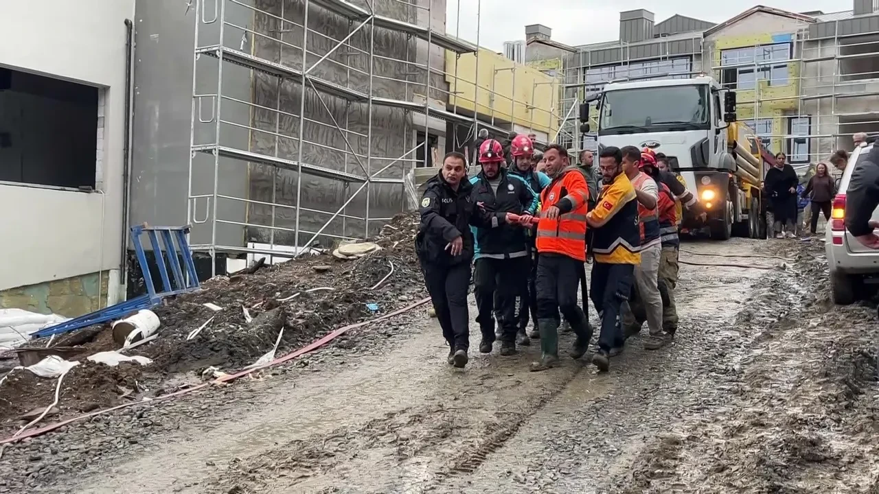 İnşaat işçisi kuyuya düştü: Diğer işçiler gözyaşlarına hakim olamadı