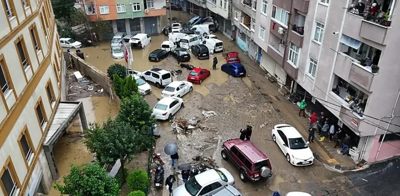 İstanbul felaketi yaşadı! Yağış rekoru kırıldı, sağanak megakenti aldı götürdü: AKOM ve Meteoroloji'den yeni uyarı