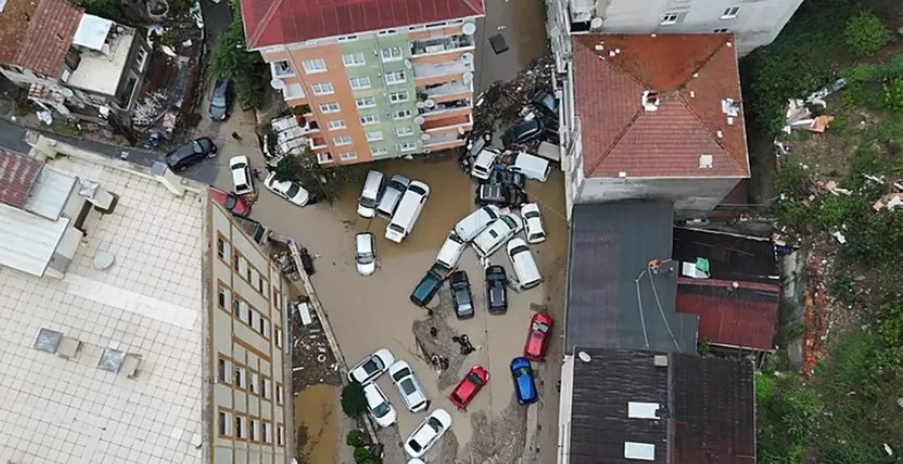 İstanbul felaketi yaşadı! Yağış rekoru kırıldı, sağanak megakenti aldı götürdü: AKOM ve Meteoroloji'den yeni uyarı