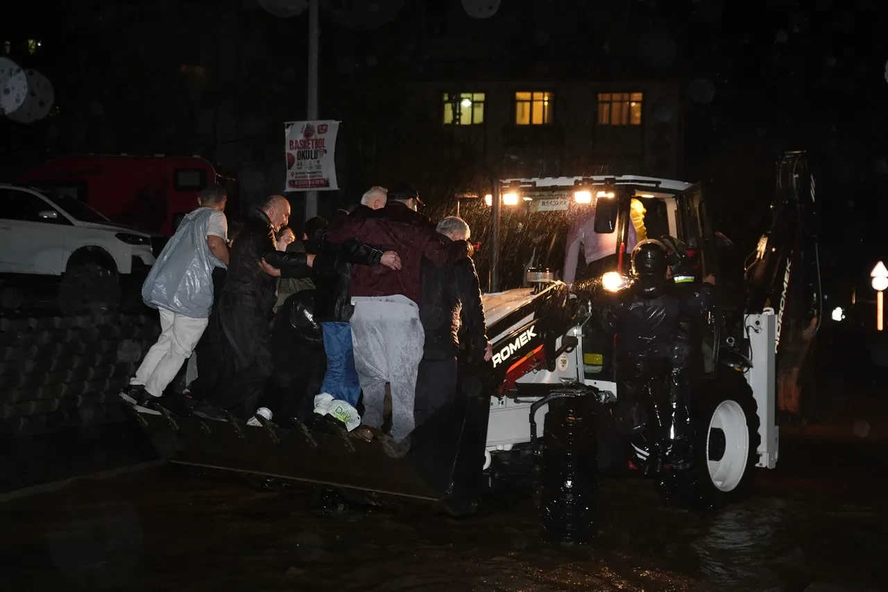 İstanbul felaketi yaşadı! Yağış rekoru kırıldı, sağanak megakenti aldı götürdü: AKOM ve Meteoroloji'den yeni uyarı