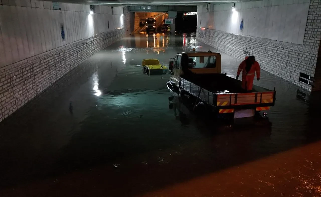 İstanbul felaketi yaşadı! Yağış rekoru kırıldı, sağanak megakenti aldı götürdü: AKOM ve Meteoroloji'den yeni uyarı