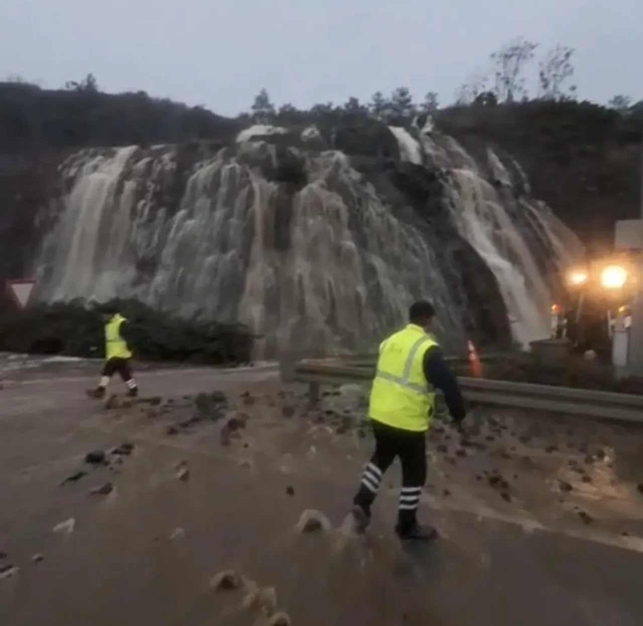 İstanbul felaketi yaşadı! Yağış rekoru kırıldı, sağanak megakenti aldı götürdü: AKOM ve Meteoroloji'den yeni uyarı