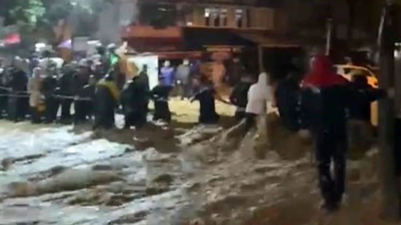 İstanbul'da sel felaketi: Bir kişi boğularak can verdi