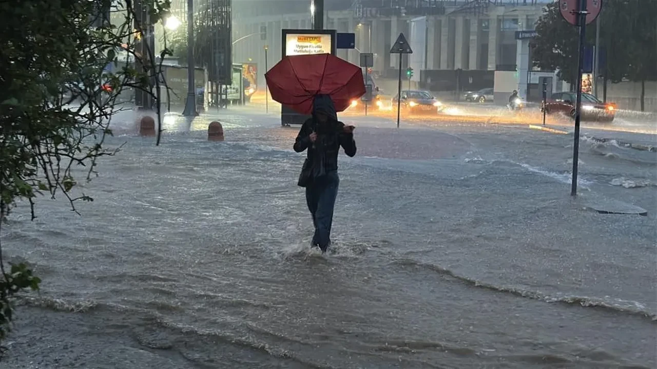 İstanbul'da sel felaketi: Bir kişi boğularak can verdi