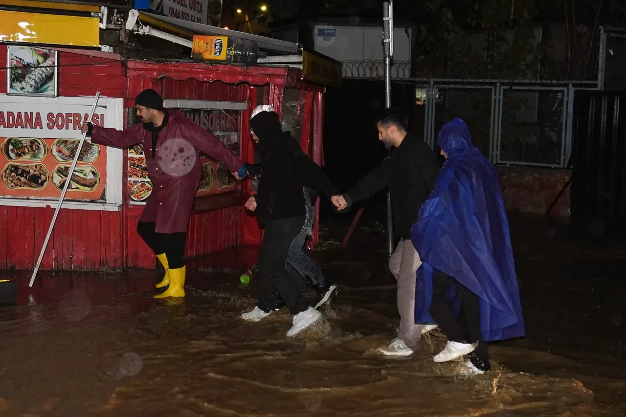 İstanbul'da sel felaketi: Bir kişi boğularak can verdi