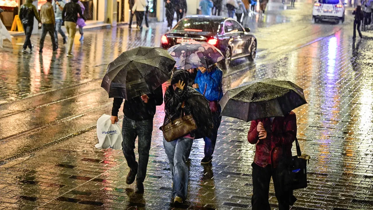 İstanbul'da sele dönen sağanakta suya düşen vatandaş akıntıya kapılmamak için yüzdü