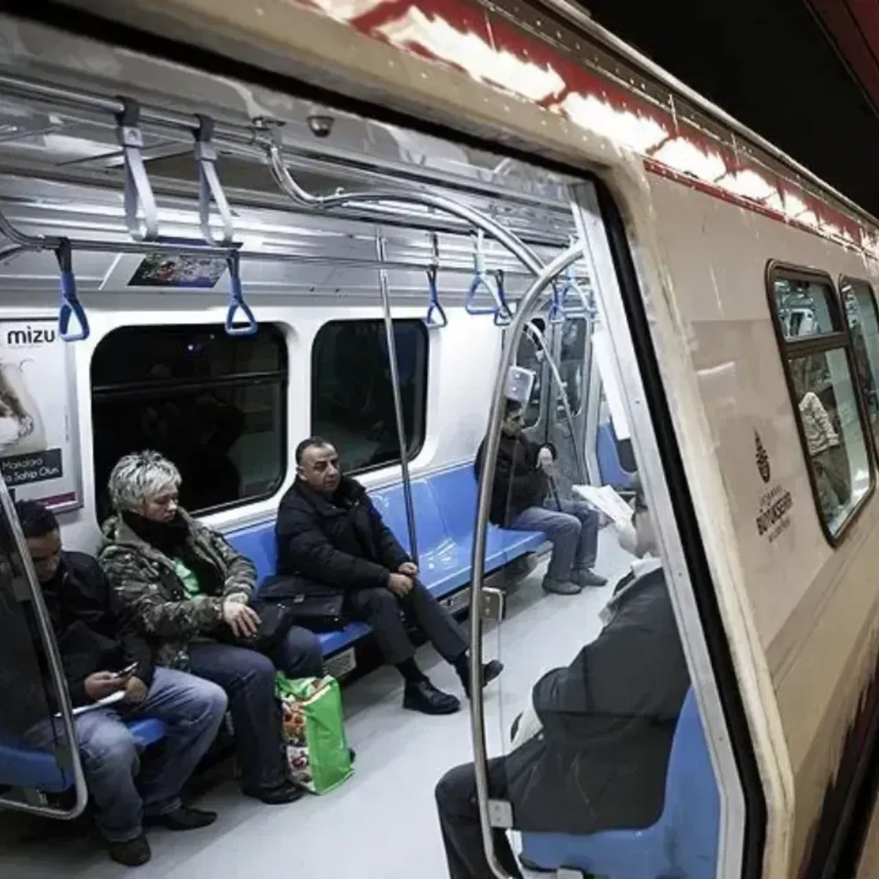 İstanbul’da şiddetli yağış ulaşım tedbiri getirdi: Metro, tramvay ve füniküler seferleri saat 02.00’ye kadar uzatıldı