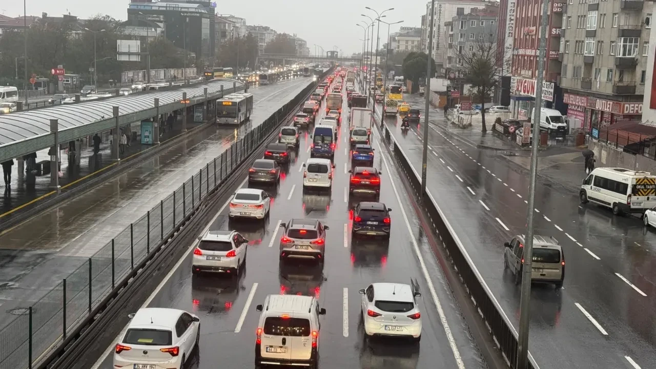 İstanbul’da yağmur trafiği vurdu: Okullar tatil ama ulaşım felç