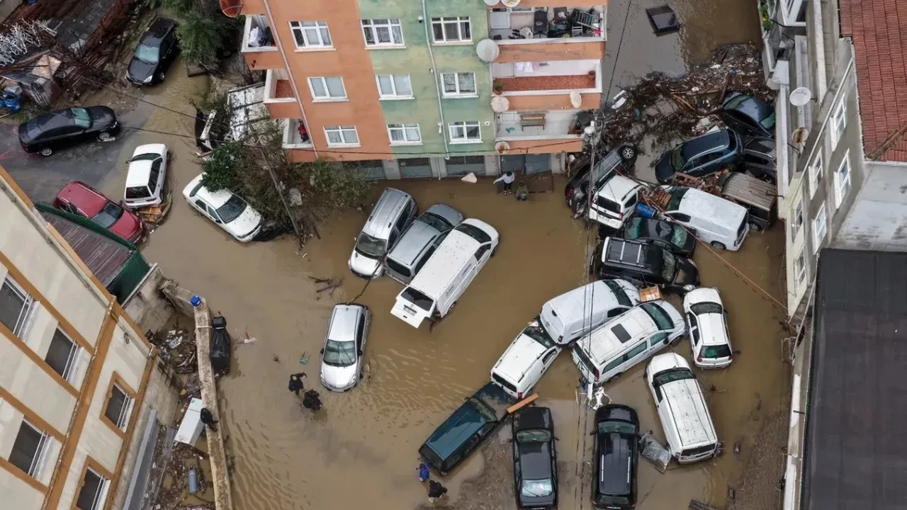 İstanbul'daki şiddetli sağanak Alişan'ı da vurdu! Evini su bastı