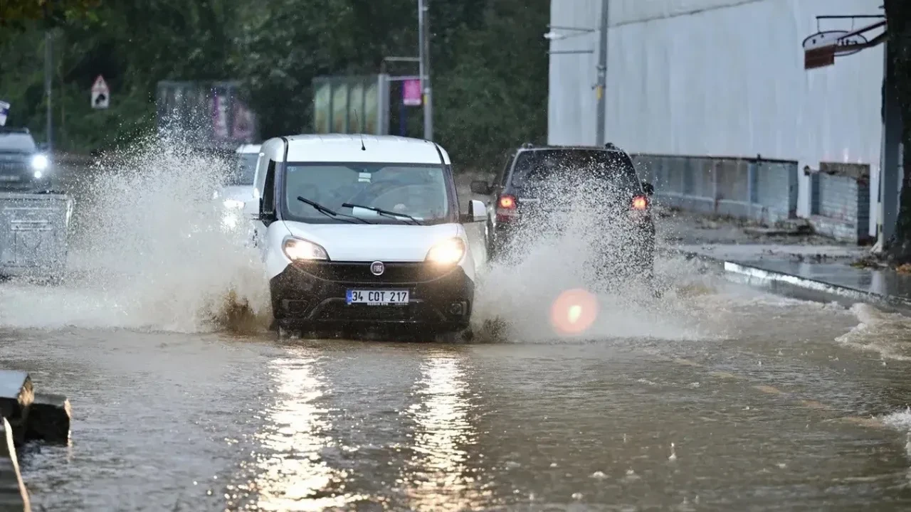İstanbul'daki şiddetli sağanak Alişan'ı da vurdu! Evini su bastı