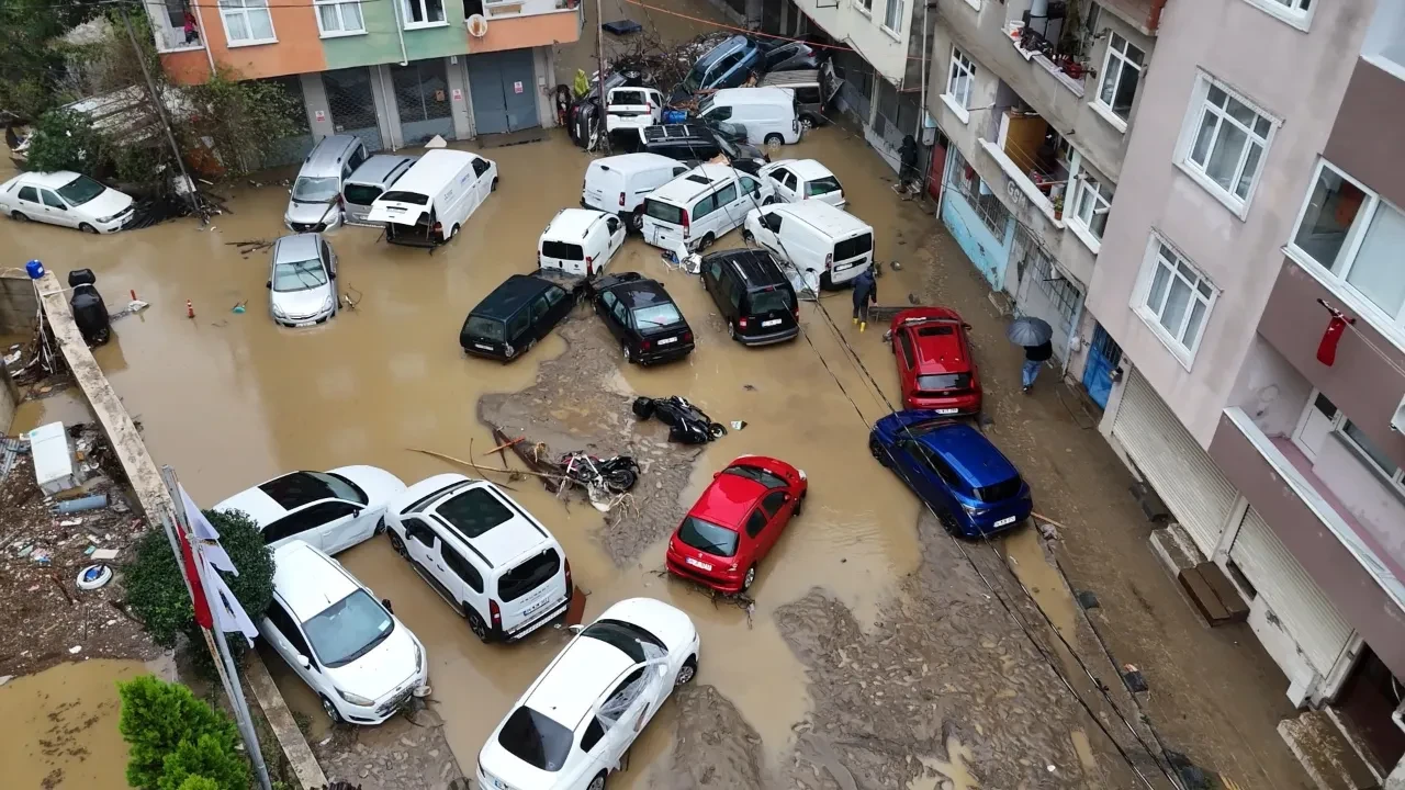 İstanbul'u sağanak vurdu! Sarıyer’deki hasar havdan görüntülendi