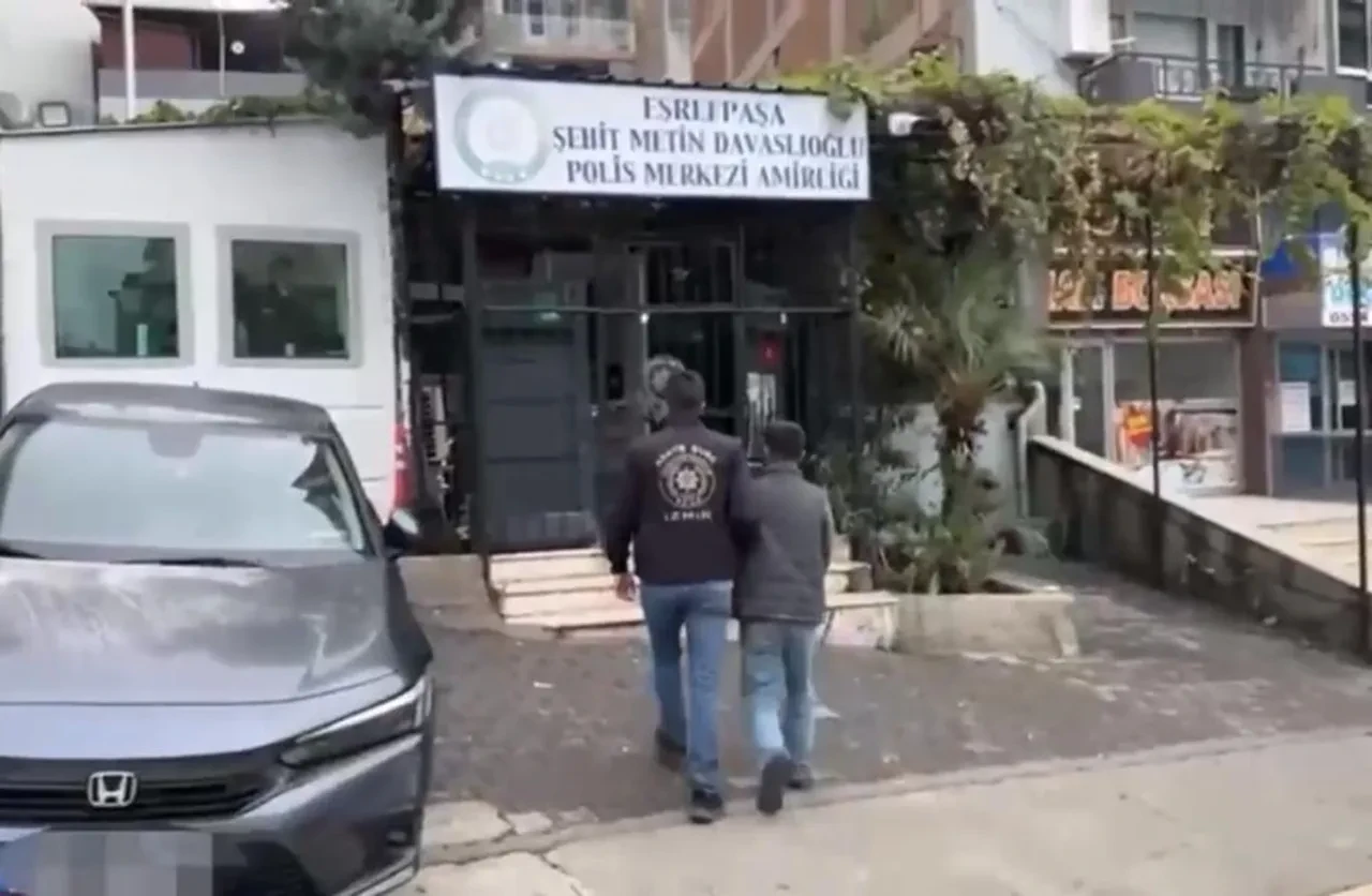 İzmir’de şafak operasyonu: 164 kişi enselendi