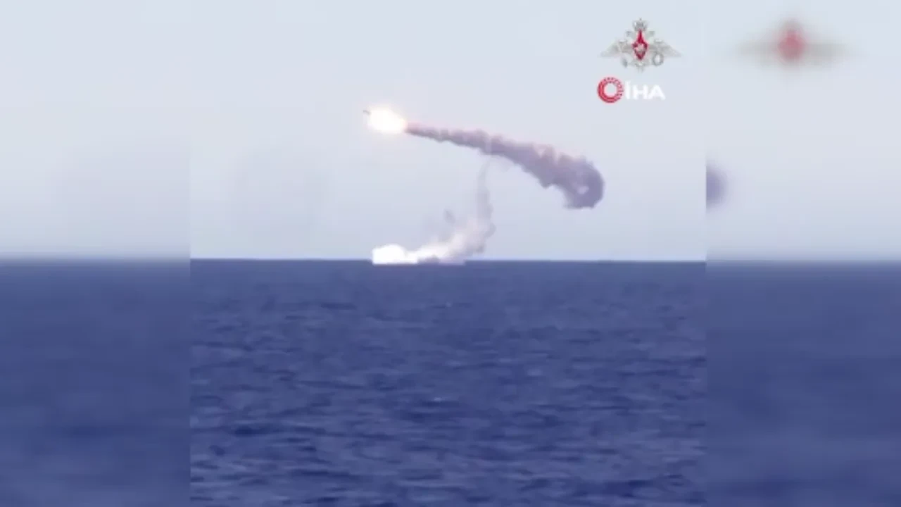 Japonya ile gerilim sürerken Rusya'dan nükleer enerjili denizaltıdan füze denemesi