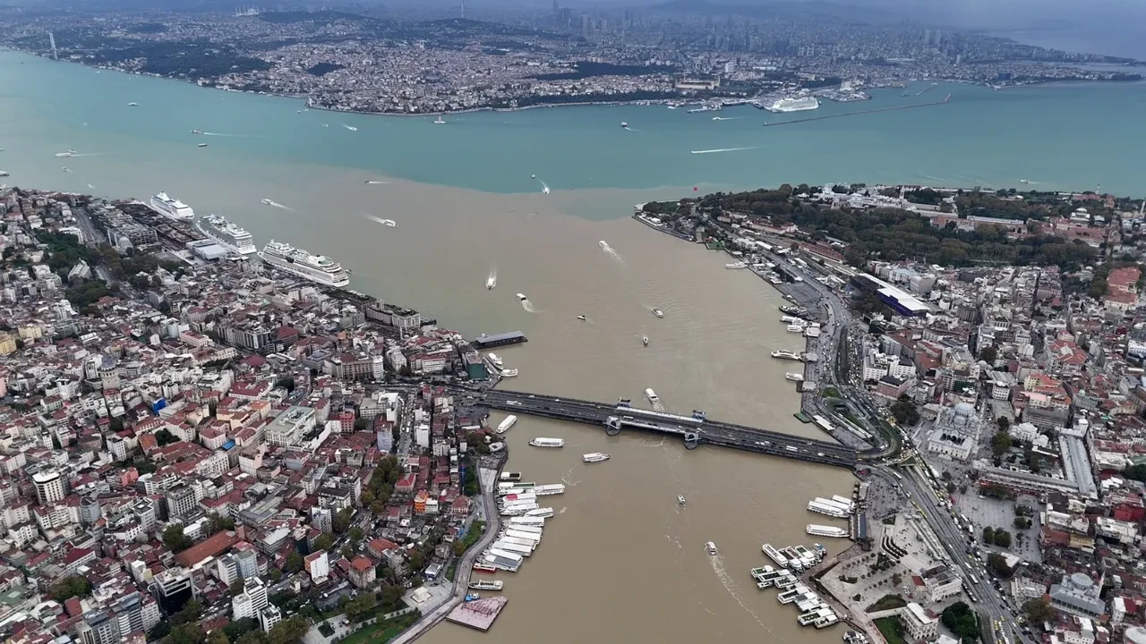 Kahverengiye dönen Haliç’in boğaza aktığı anlar kameraya yansıdı 