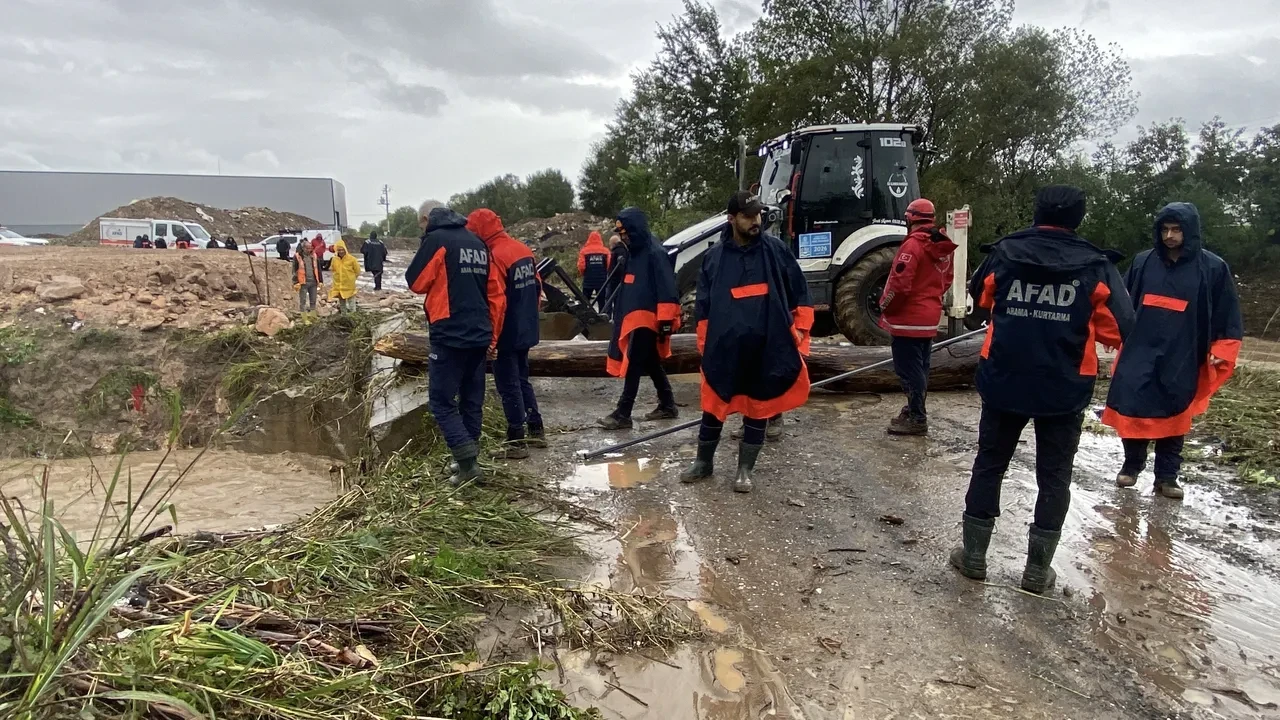 Kocaeli'de sel sonrası dereye düşen araç ve kişi aranıyor
