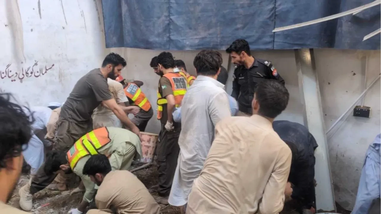 Pakistan'da okulun çatısı çöktü: Çok sayıda ölü ve yaralı var
